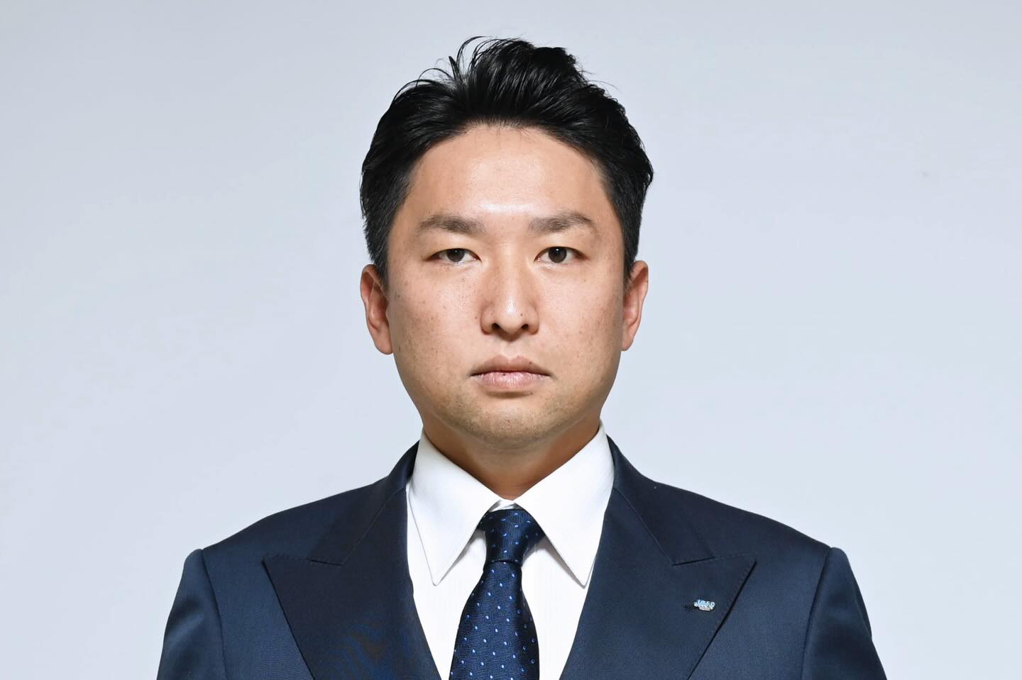 【第五十九代理事長 前田利洋】
一般社団法人大竹青年会議所2026年度第五十九代理事長は、前田利洋が拝命しました。

　新年明けましておめでとうございます。皆様におかれましては、健やかに新春を迎えられたことと、お慶び申 し上げます。本年度は「点と線」～ 創造は想像から ～を スローガンに掲げ、活動してまいります。大竹青年会議 所は1968年創立以来、「明るい豊かな社会の実現」という理念を掲げ、計画立案と実行を積み重ねてまいりまし た。会員一人ひとりの行動や決断という無数の「点」 が、相互の連携と情熱によって有機的に結びつき、時代 を拓く「線」へと紡がれた軌跡に他なりません。働き方の多様化やデジタル技術の発展など、刻々と変 化する時代の中だからこそ、いまという一瞬に、誠実に 向き合わなければなりません。想像が人を育て創造がま ちを変えるという思いのもと、志高く主体的に行動し、 明るい豊かな社会の実現に向け、会員一同、英知と勇気と情熱をもって、青年会議所活動に励んでまいる所存です。どうぞ一年間よろしくお願い申し上げます。

また、大竹青年会議所では
共に活動していただける仲間を募集しております。

公式ホームページはこちら
▶︎ https://www.o-takejc.com/

#明けましておめでとうございます
#2026年度スタート
#点と線
#大竹青年会議所
#大竹市