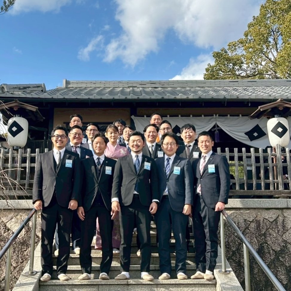 【初釜】

1月10日土曜日、上田宗箇流お家元  上田宗冏様よりご招待頂き、
広島ブロック協議会役員、県内LOM理事長の皆様と共に、
当会前田理事長が参加させて頂きました。

また、大竹青年会議所では
共に活動していただける仲間を募集しております。

公式ホームページはこちら
▶︎ https://www.o-takejc.com/

#2026年度スタート
#点と線
#大竹青年会議所
#大竹市
#会員募集中