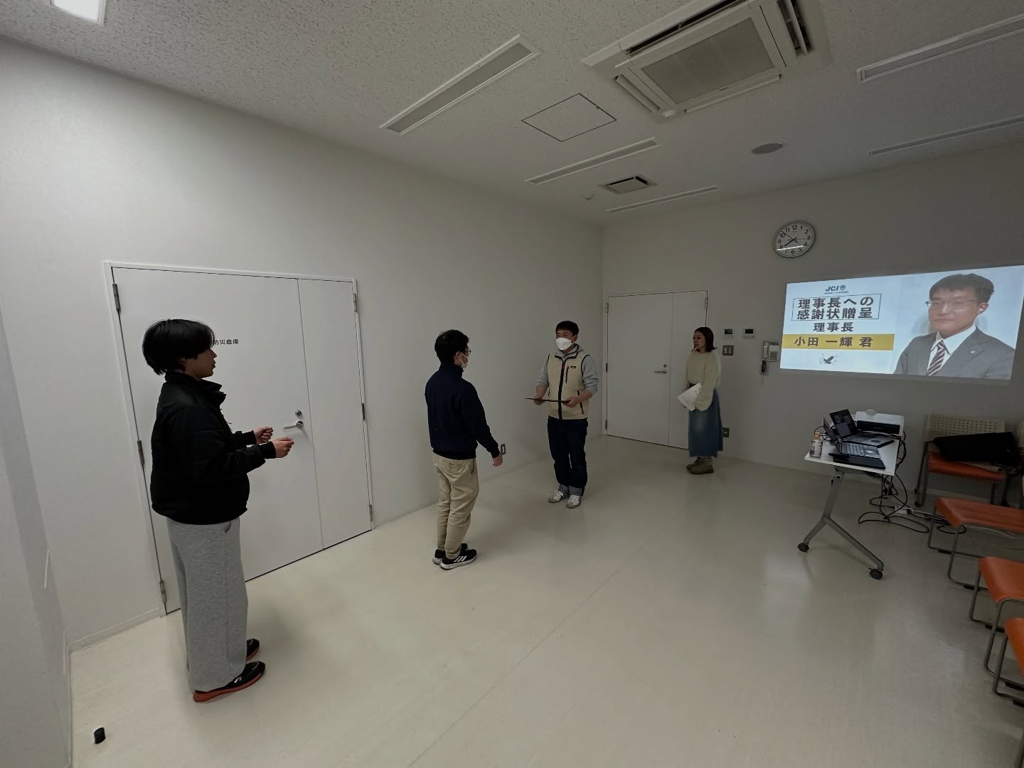 【納会リハーサル】

12月4日日木曜日、納会リハーサルを行いました。
いよいよ明日が納会となります。

お気をつけてお越しください。

魅力溢れる仲間たちと、明るい豊かな大竹市の実現に向け、一緒に活動してくれる仲間を大募集しております。

※ホームページはこちら
https://www.o-takejc.com

#いまやらねばいつできる
#わしがやらねばだれがやる
#大竹青年会議所
#広島県
#大竹市
#青年会議所
#大竹JC
#明るい豊かな社会の実現
#40歳までのアオハル
#会員募集中
#是非一緒にやりましょう